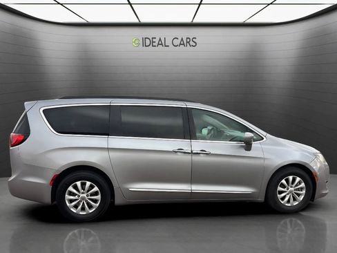Used 2017 Chrysler Pacifica Touring-L FWD image 4