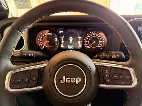 Used 2025 Jeep Wrangler Sahara image 11