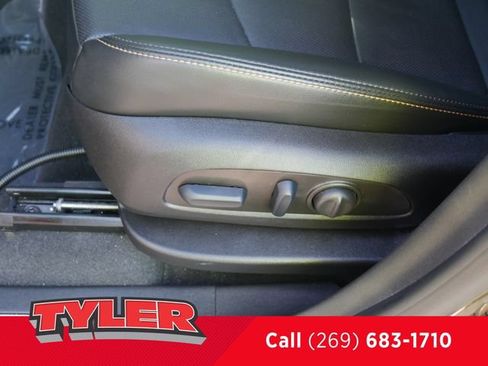 Used 2023 Chevrolet Equinox Premier FWD image 23