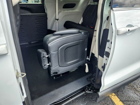 Used 2022 Chrysler Voyager LX image 47