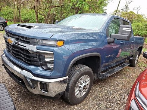Used 2025 Chevrolet Silverado 2500 LT w/ Convenience Package AWD/4WD image 2