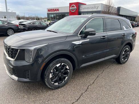 Certified 2024 Kia Sorento S image 3