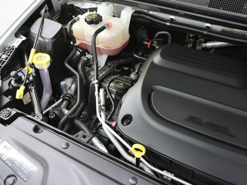 Used 2024 Chrysler Pacifica Touring-L image 19