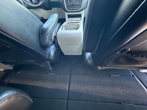 Used 2015 Chrysler Town & Country Limited image 24