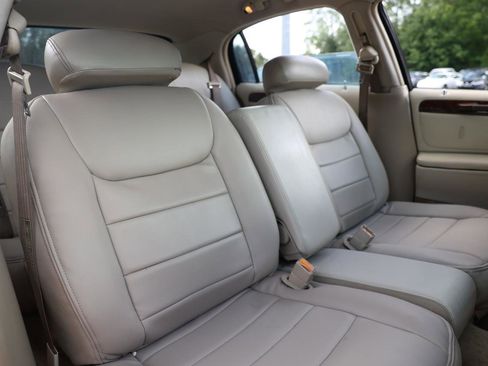 Used 2001 Lincoln Town Car Signature RWD image 18