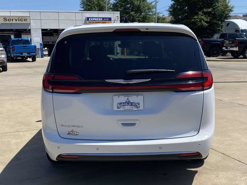 Used 2023 Chrysler Pacifica Touring-L FWD image 7