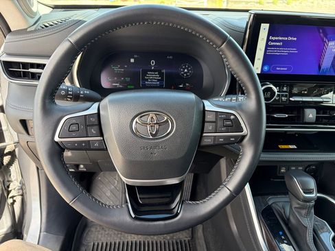 Used 2025 Toyota Highlander Platinum AWD/4WD image 27