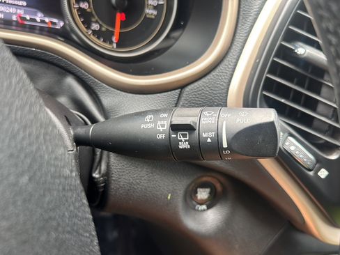 Used 2018 Jeep Cherokee Limited AWD/4WD image 29