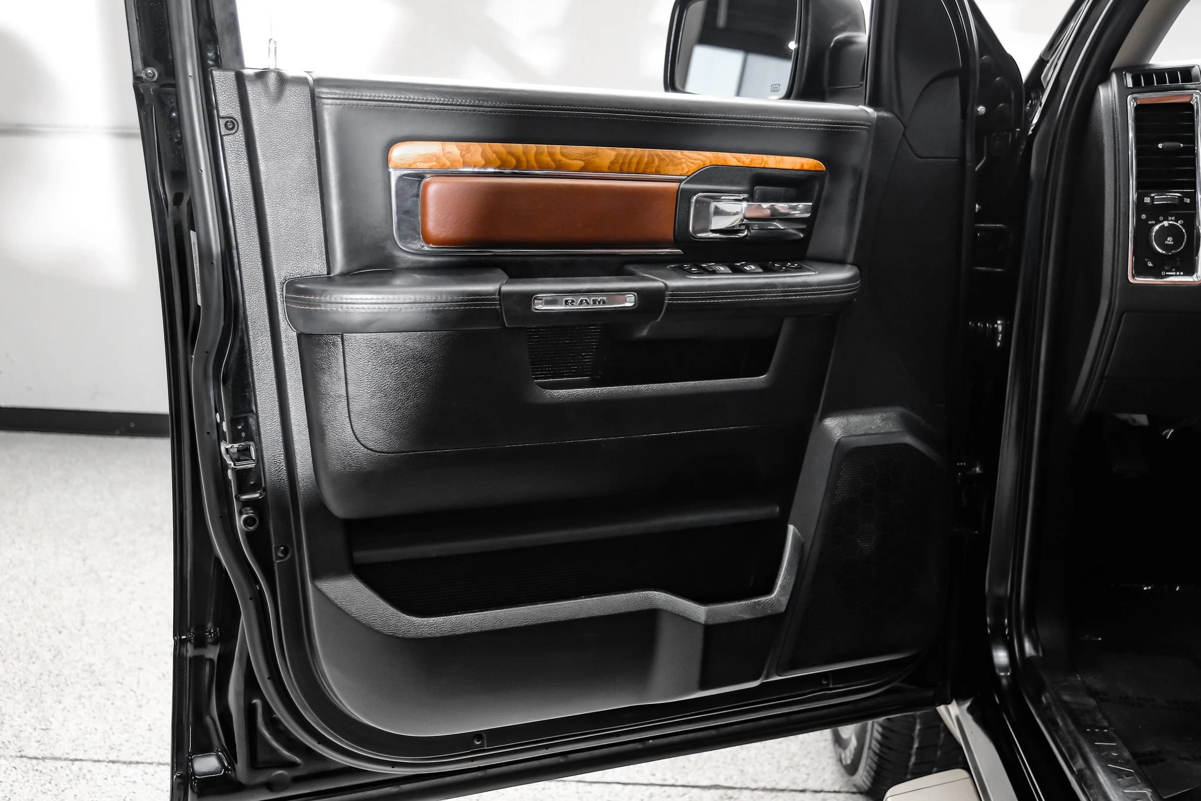 Used 2016 RAM 1500 Laramie Longhorn w/ Convenience Group AWD/4WD image 56