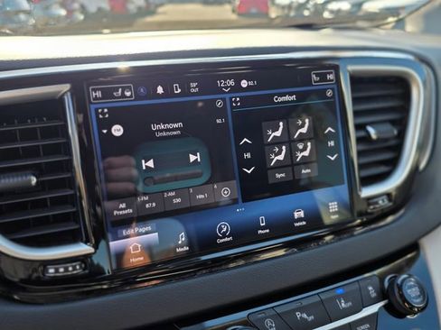 Used 2023 Chrysler Pacifica Touring-L image 29