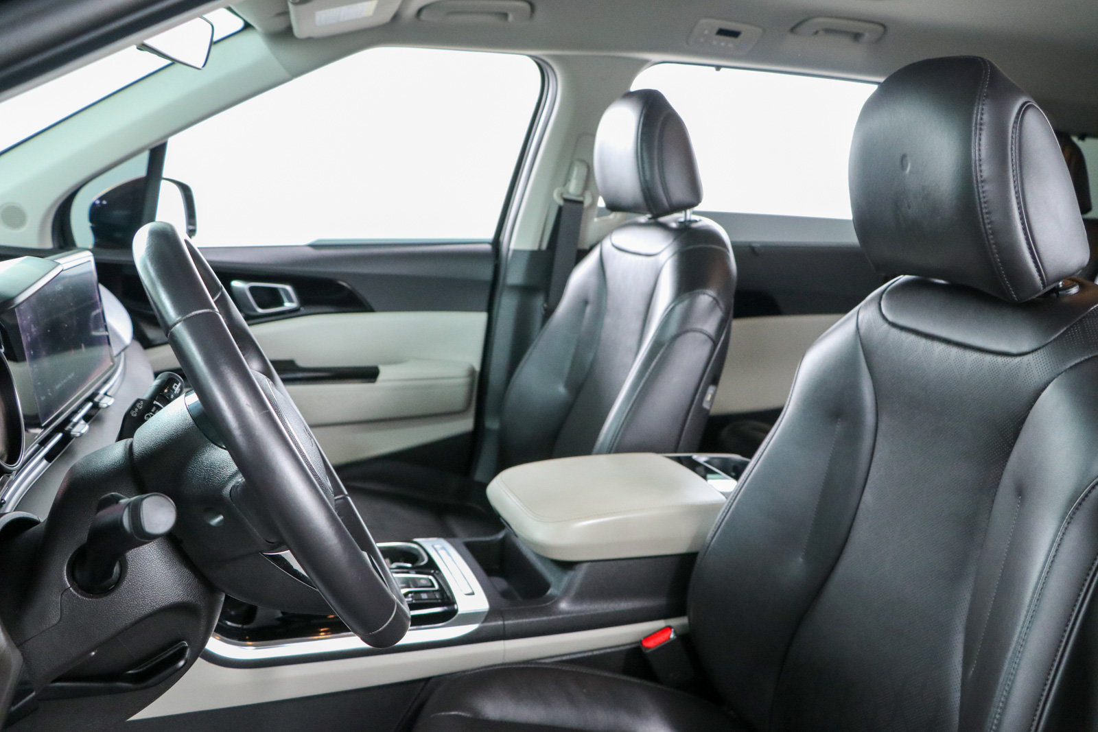 Used 2024 Kia Carnival EX FWD image 23