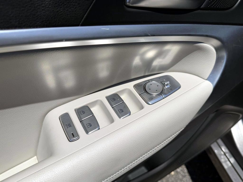 Certified 2025 Genesis G70 2.5T AWD/4WD image 18