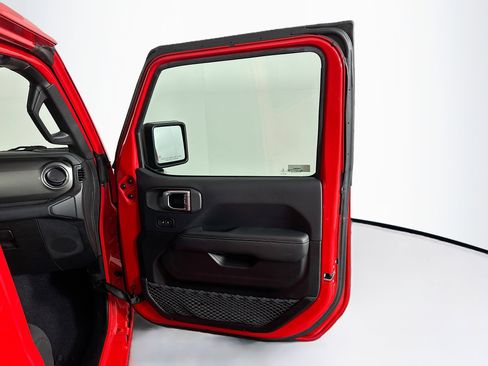 Used 2019 Jeep Wrangler Unlimited Sahara w/ LED Lighting Group image 30