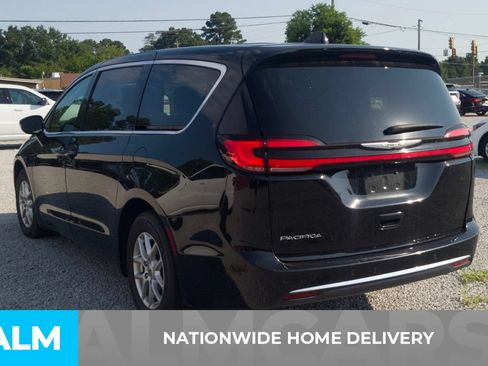 Used 2024 Chrysler Pacifica Touring-L FWD image 4