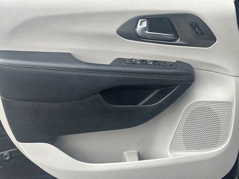 Used 2020 Chrysler Pacifica Touring-L FWD image 10