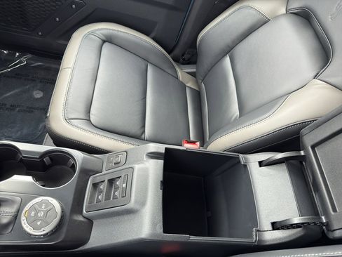 New 2025 Ford Bronco Outer Banks w/ Black Appearance Package image 30