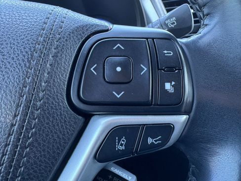 Used 2017 Toyota Highlander SE image 15