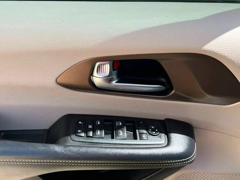 Used 2020 Chrysler Voyager L FWD image 18