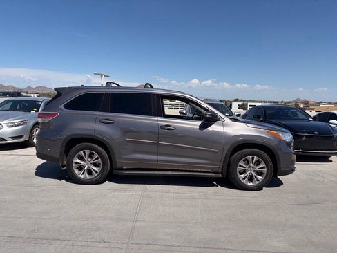 Used 2015 Toyota Highlander XLE FWD image 3