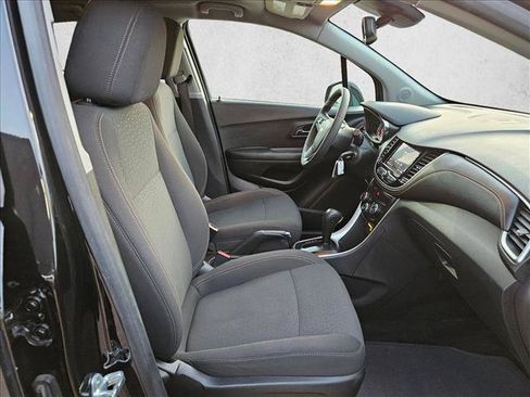 Used 2022 Chevrolet Trax LS w/ Tint and Cruise Package AWD/4WD image 17