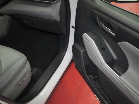 Used 2021 Toyota Highlander XLE image 17