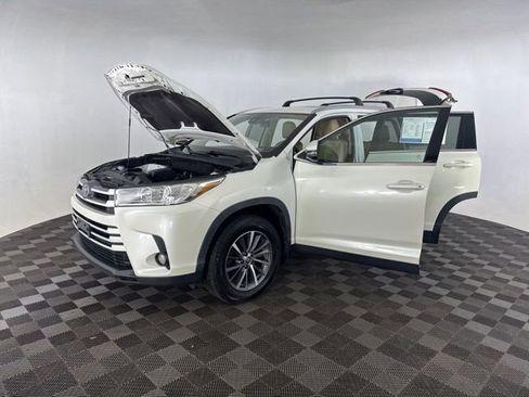 Used 2019 Toyota Highlander XLE AWD/4WD image 12