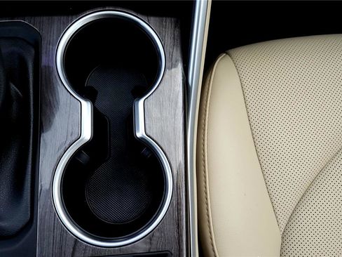 Used 2024 Toyota Highlander Limited image 35