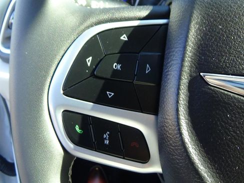 Used 2024 Chrysler Pacifica Limited w/ Trailer Tow Group FWD image 24