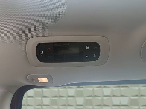 Certified 2024 Chrysler Pacifica Limited FWD image 34