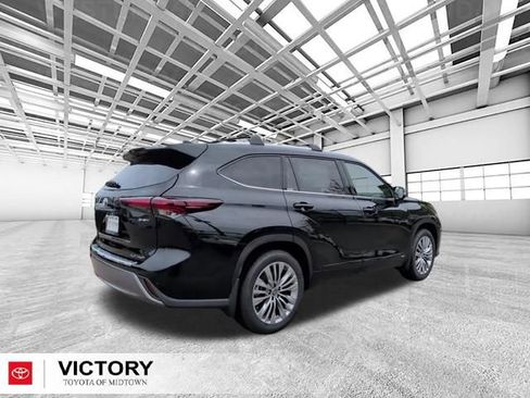Used 2026 Toyota Highlander Platinum AWD/4WD image 3