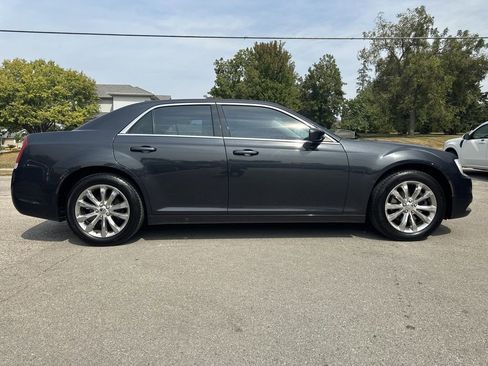 Used 2018 Chrysler 300 Touring image 4