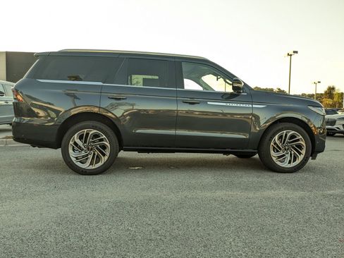 Certified 2025 Lincoln Navigator Reserve image 4