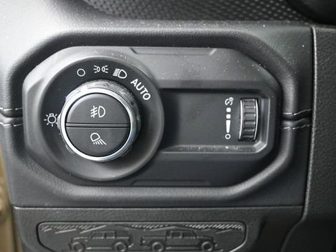 Used 2025 Jeep Gladiator Rubicon w/ Convenience Group AWD/4WD image 7