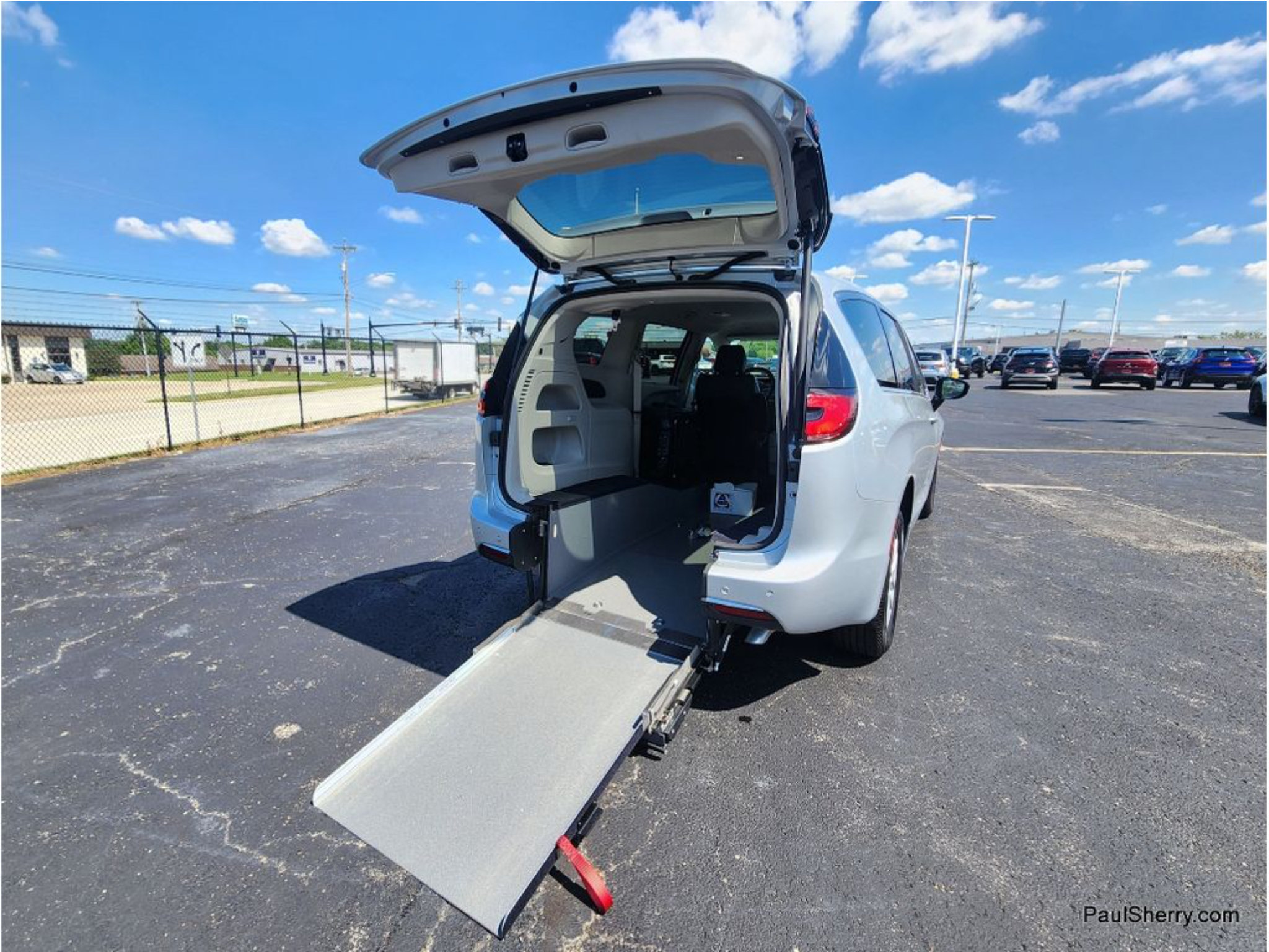 Used 2024 Chrysler Pacifica Touring-L FWD image 10