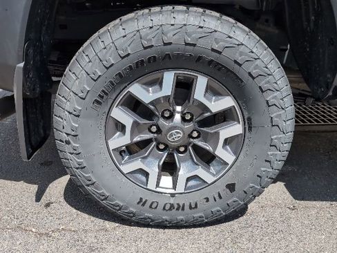 Used 2022 Toyota Tacoma TRD Off-Road AWD/4WD image 9