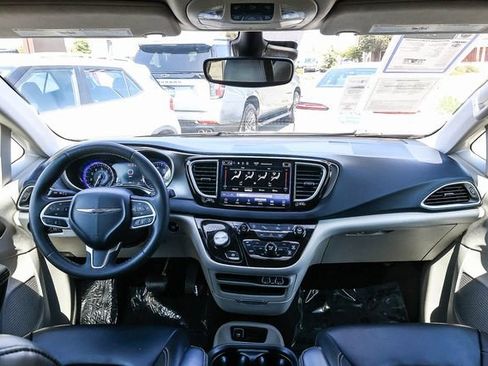 Used 2023 Chrysler Pacifica Touring-L FWD image 13