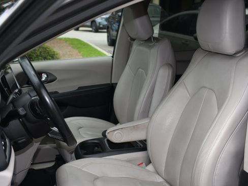 Used 2021 Chrysler Pacifica Touring-L FWD image 12