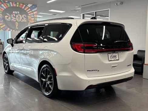 New 2027 Chrysler Pacifica Limited FWD image 6