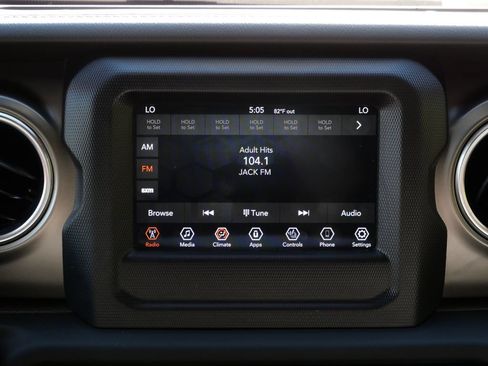 Used 2018 Jeep Wrangler Unlimited Rubicon w/ Cold Weather Group AWD/4WD image 16