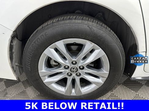 Used 2021 Toyota Sienna Limited image 18