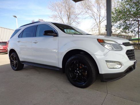 Used 2017 Chevrolet Equinox LT image 3