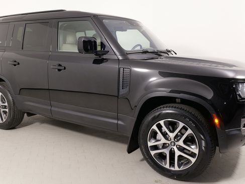 Used 2022 Land Rover Defender 110 SE image 9