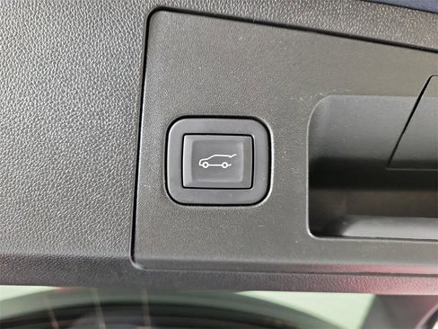 Certified 2025 Cadillac XT4 Premium Luxury image 9