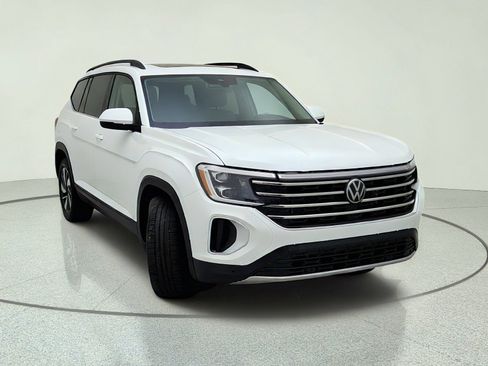 Used 2024 Volkswagen Atlas SE w/ Panoramic Sunroof Package FWD image 4
