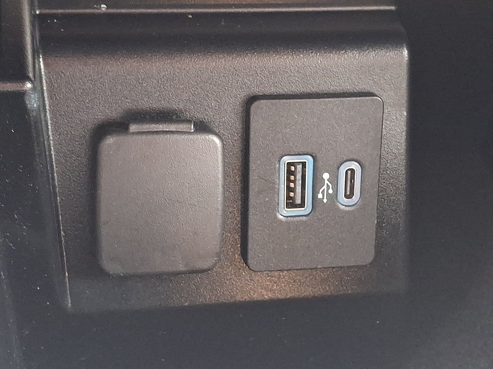 Used 2021 Ford Explorer XLT w/ Equipment Group 202A AWD/4WD image 26