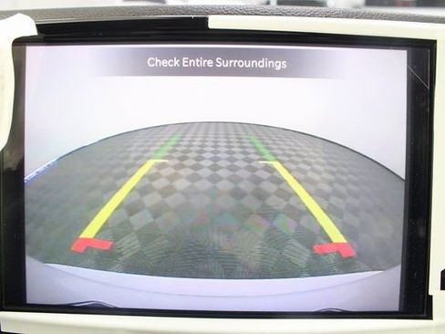 Used 2024 Chrysler Pacifica Select image 3