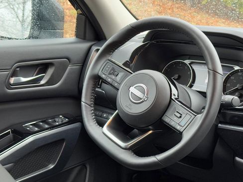 Used 2024 Nissan Pathfinder SL image 12