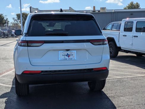 New 2025 Jeep Grand Cherokee Altitude RWD image 4