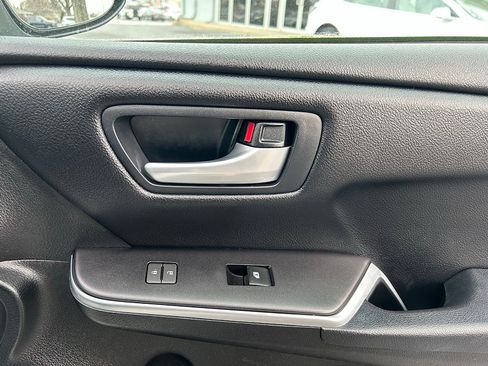 Used 2017 Toyota Camry SE image 33