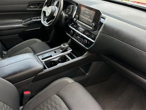 Used 2025 Nissan Pathfinder SV image 19